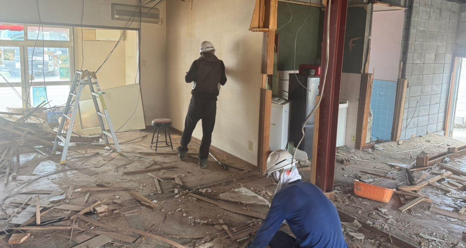 住宅解体の現場作業スタッフ
