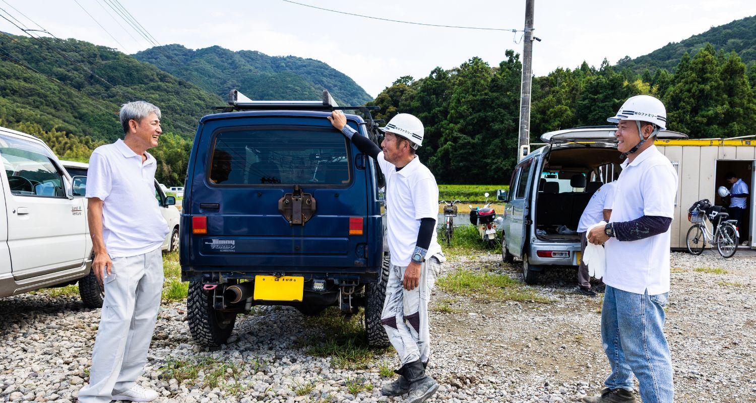 解体の現場作業スタッフ休憩中