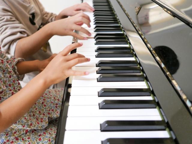 ピアノを弾く二人の子供の画像