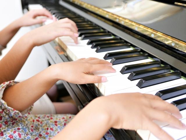 ピアノを弾く二人の子供の画像