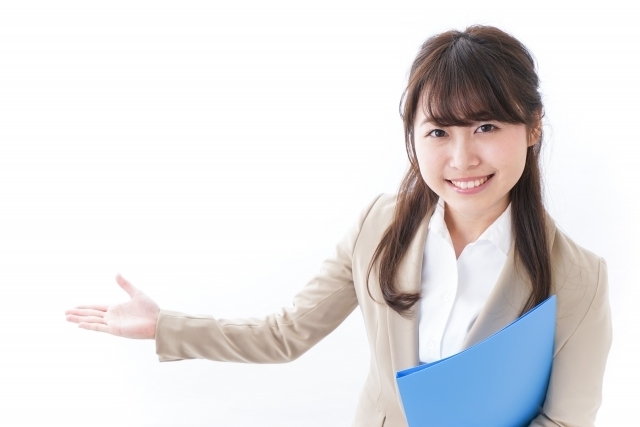 見学の案内をする女性