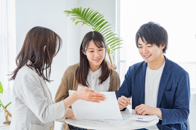 利用者獲得の戦略を相談しているスタッフの写真