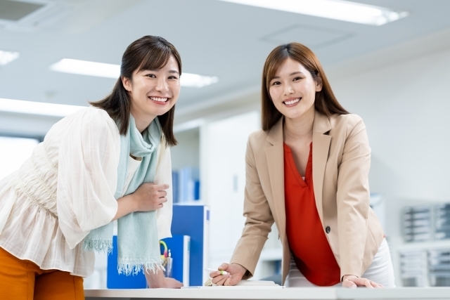 笑顔で話す女性スタッフ