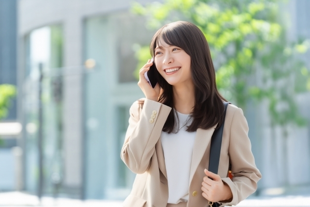 電話をかける女性