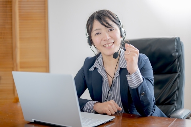 笑顔で架電するHelpFirstの電話オペレーター