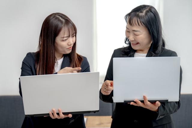 信頼関係を構築して握手をする人たち
