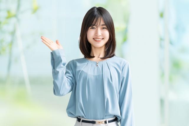 クライアントに利用者を紹介する女性