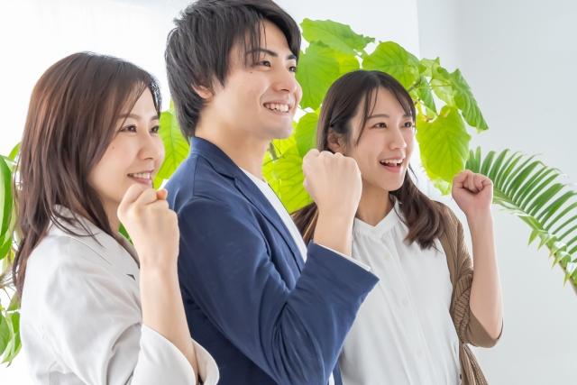 信頼関係を構築して握手をする人たち