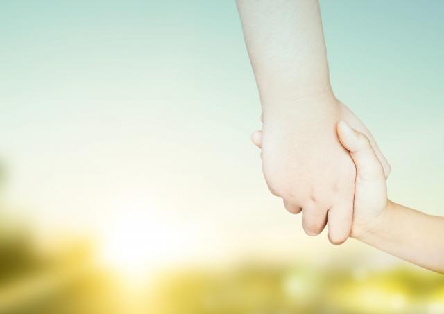 信頼関係を構築して握手をしているHelpFirstのスタッフの手