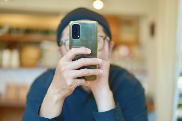 スマホを操作する男性