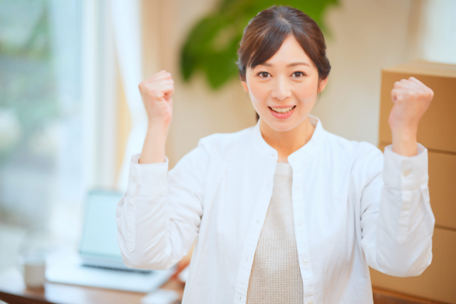 ガッツポーズをする女性