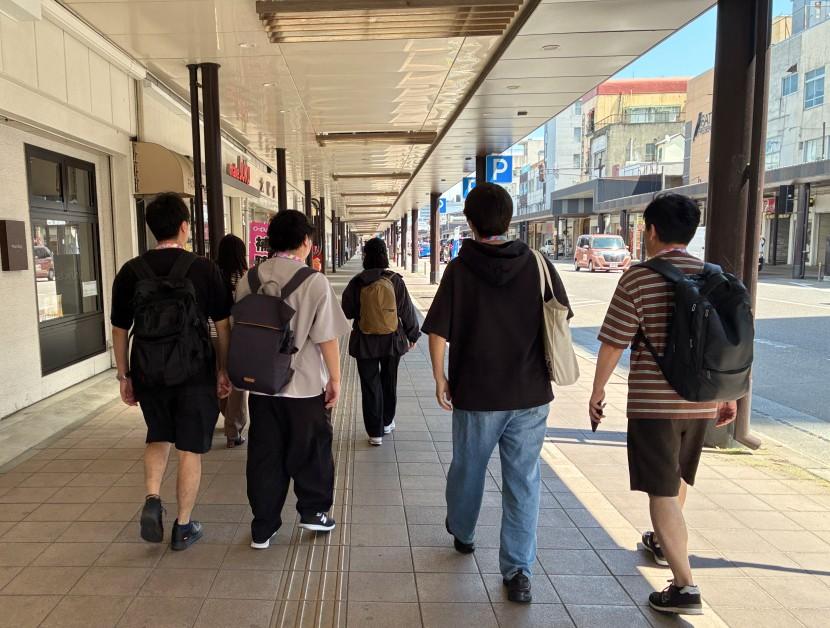 参加者が会津若松の街を歩いてフィールドワークをする様子