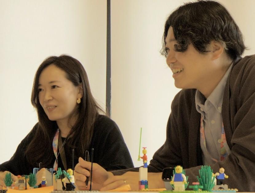 ブロック作品を前に、笑顔で自分の思いを語る参加者