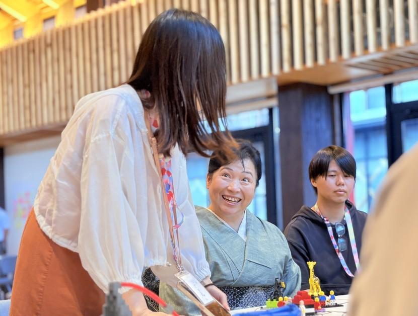 着物姿の地域の方と笑顔で言葉を交わす参加者