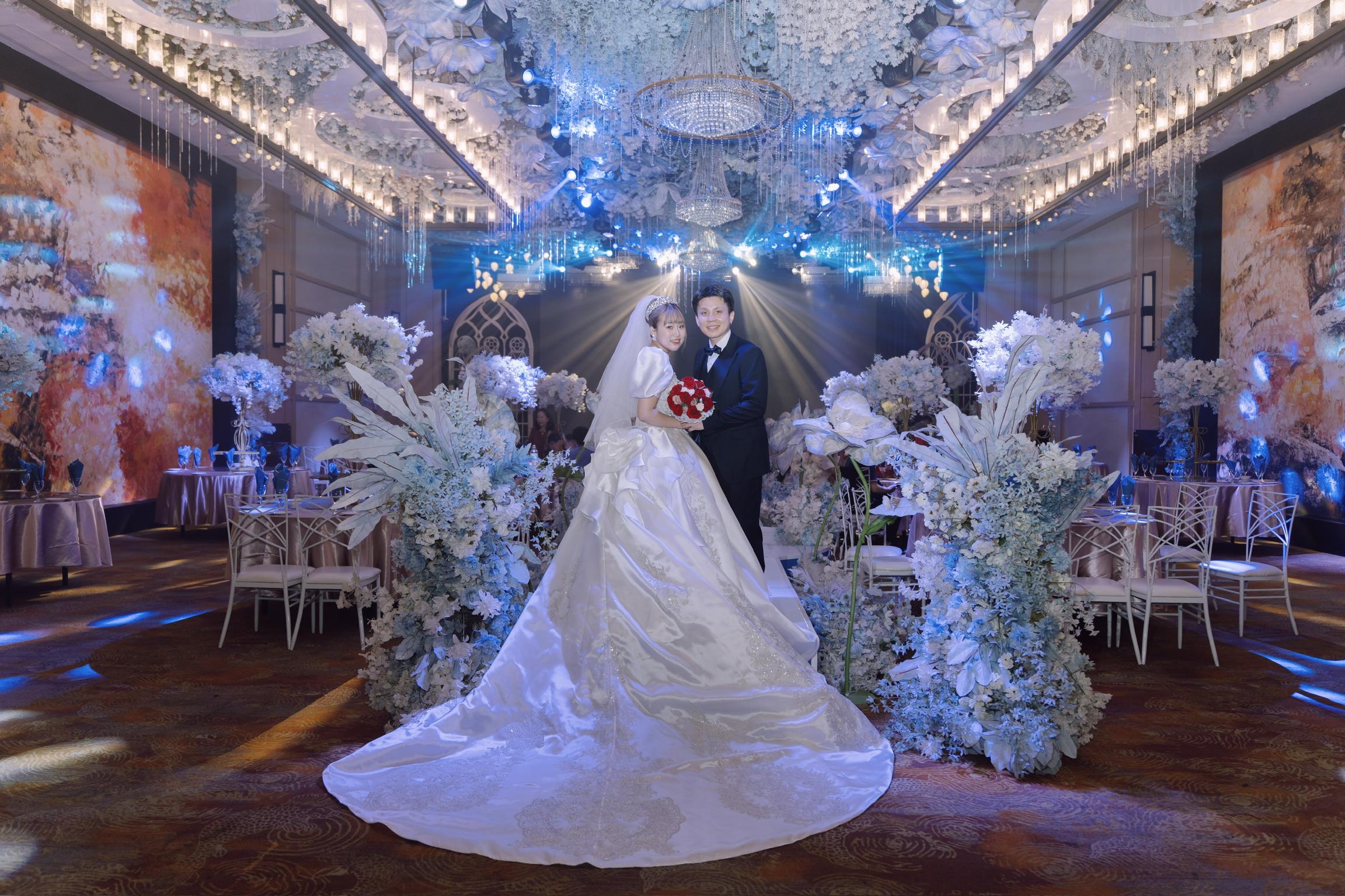 花で飾られた結婚式場