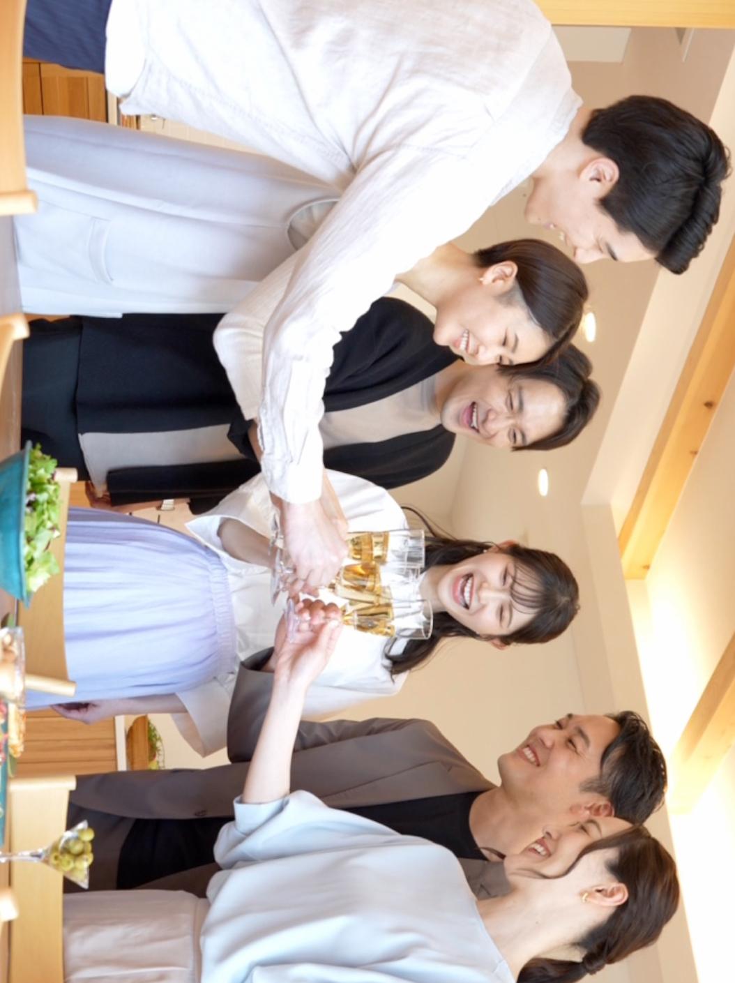 パーティーで乾杯するゲスト