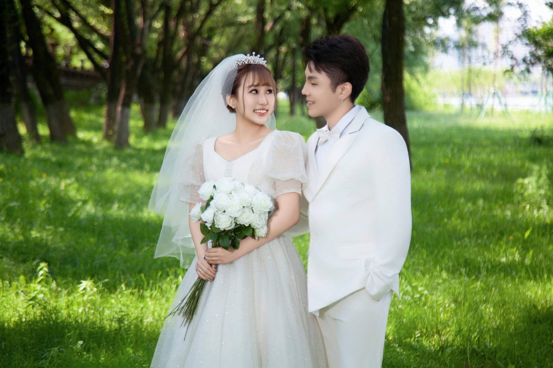 笑顔の新郎新婦