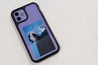 カードサイズの写真をスマホケースに入れた様子