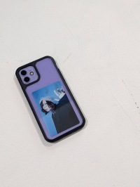 カードサイズの写真をスマホケースに入れた様子