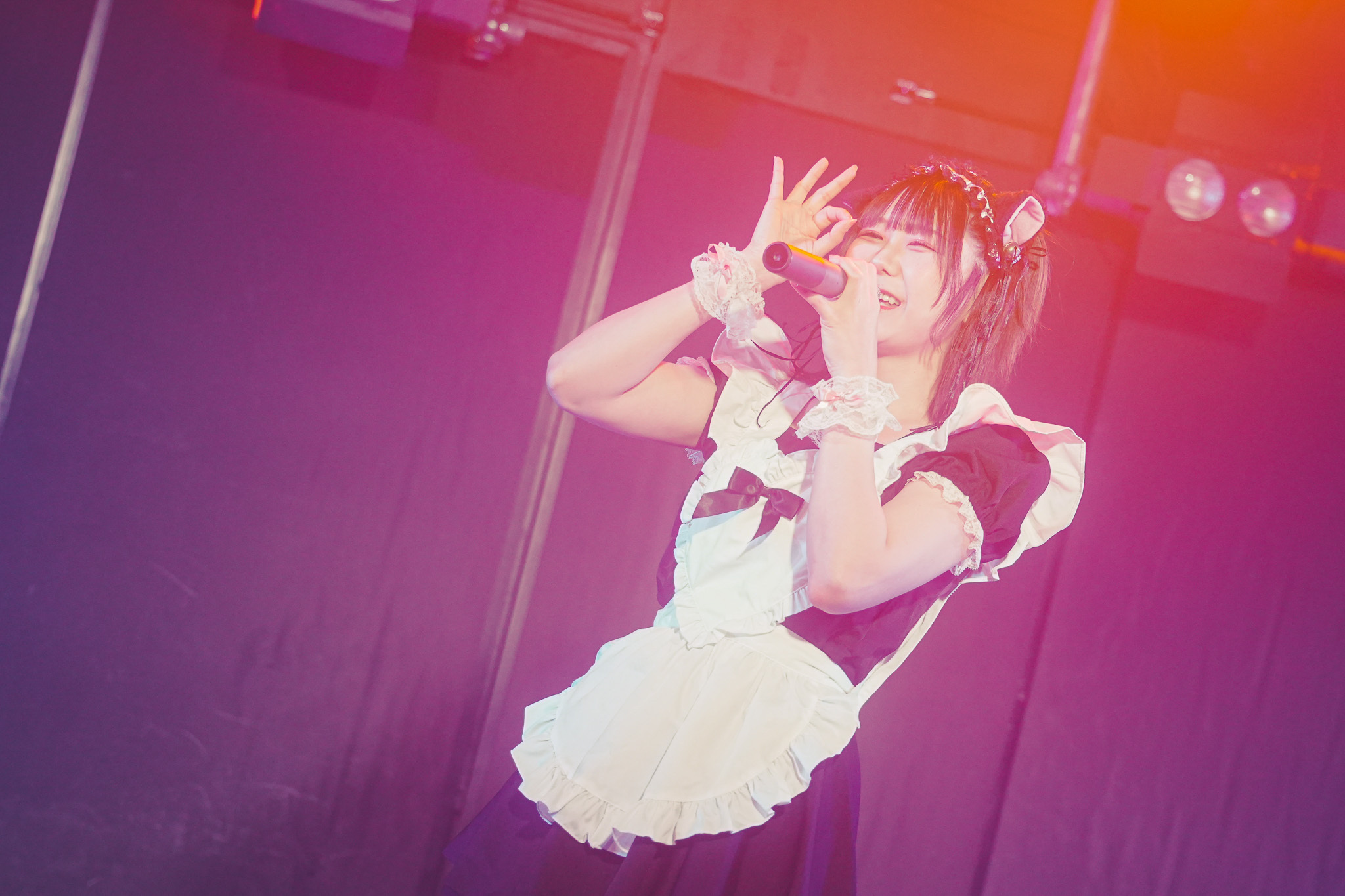 ライブで歌うアイドル