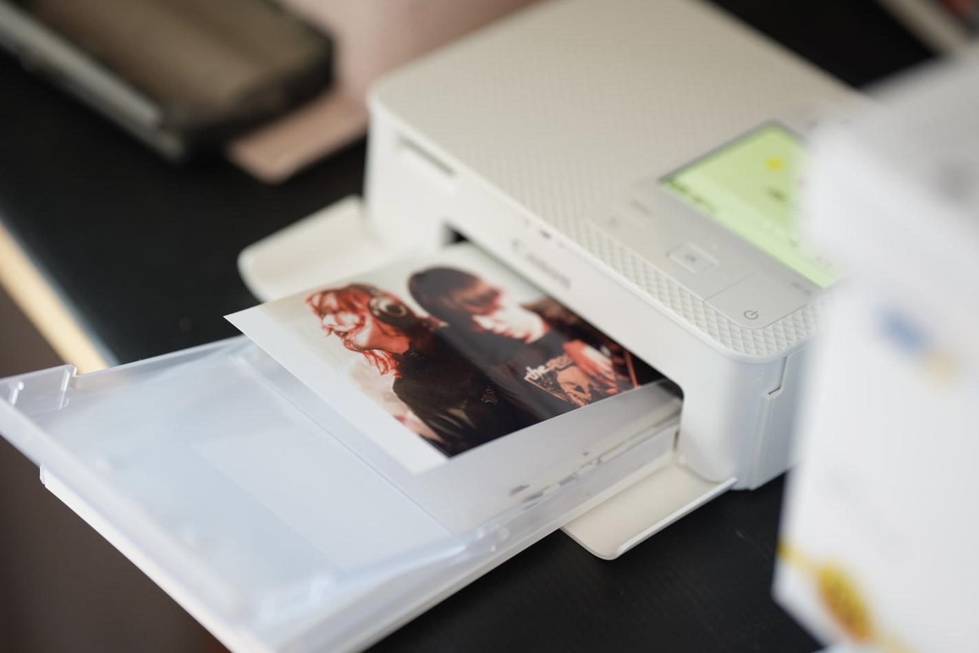 フォトプリンターから写真が出てくるところ