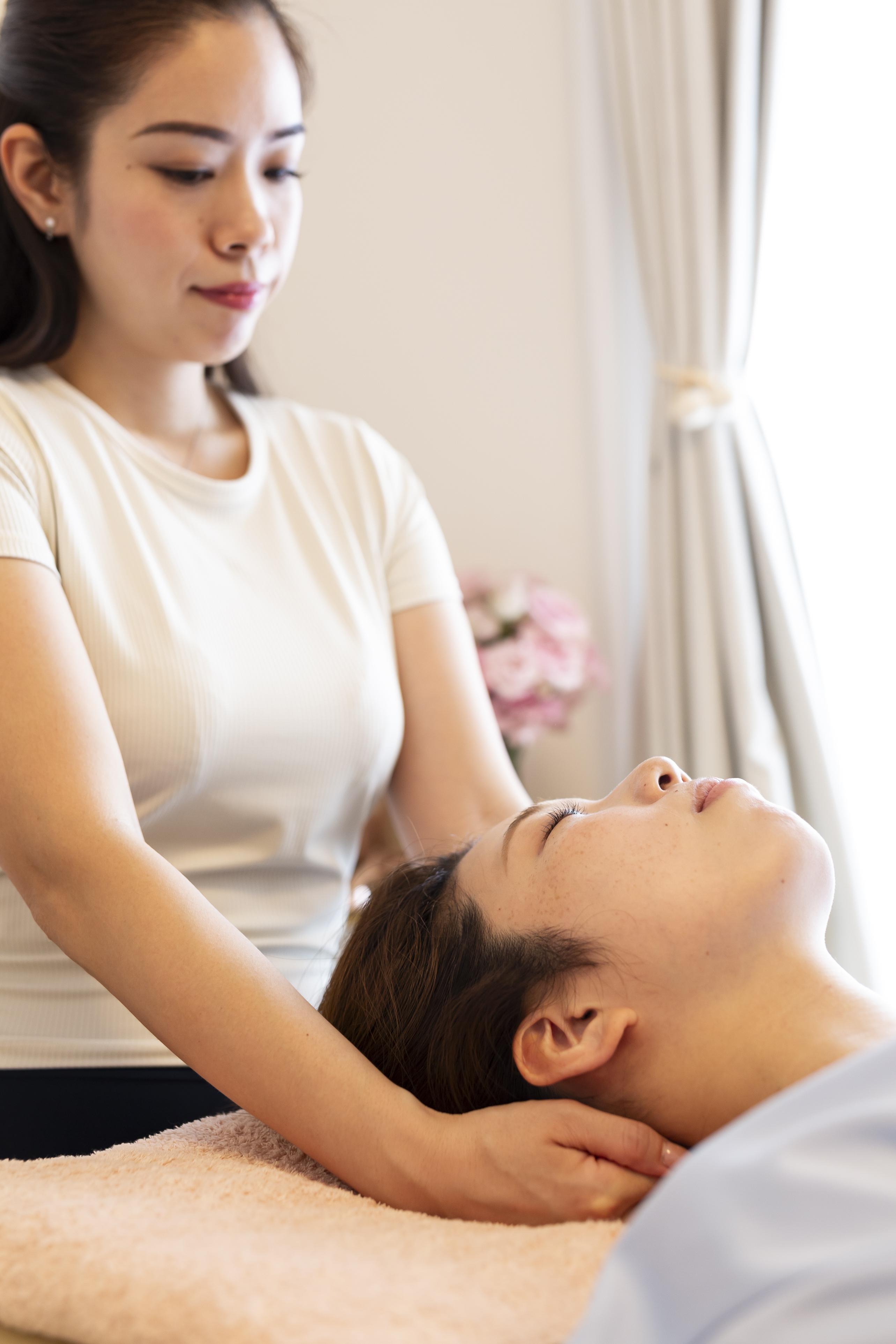 大阪天満橋 toiki ドライヘッドスパと首もみほぐしの様子