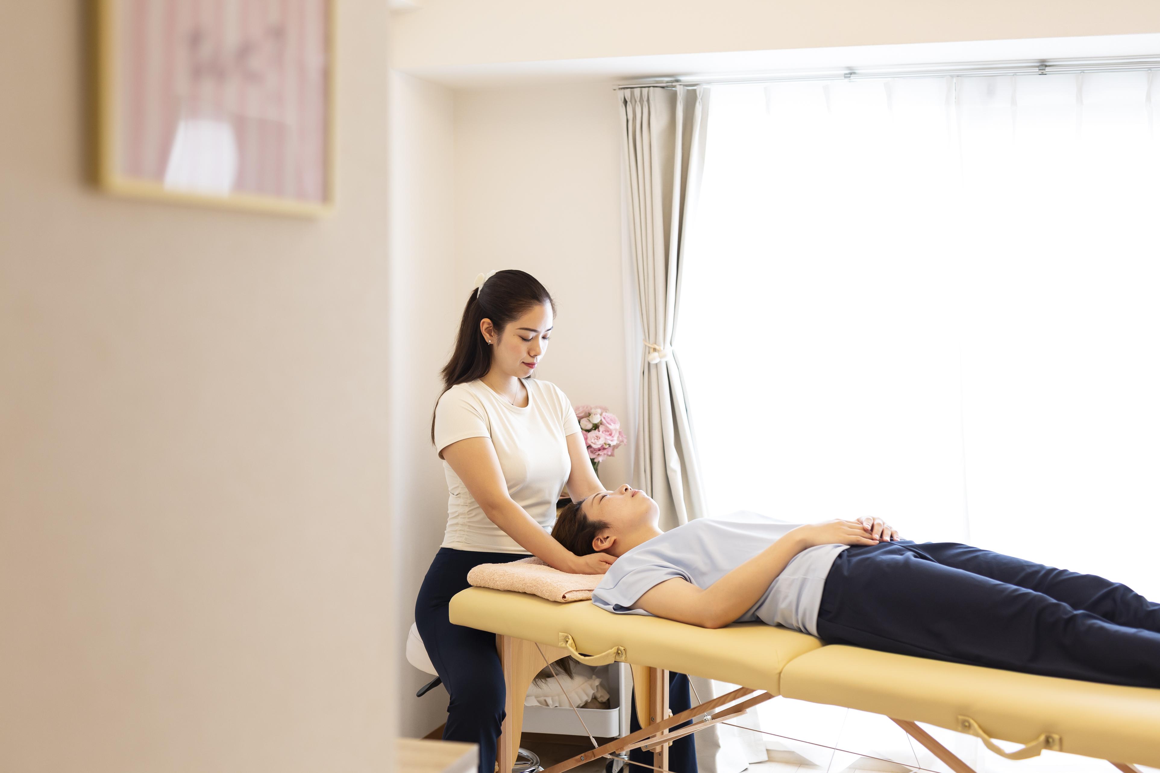 大阪天満橋 toikiの頭蓋骨矯正で頭をゆるめる様子