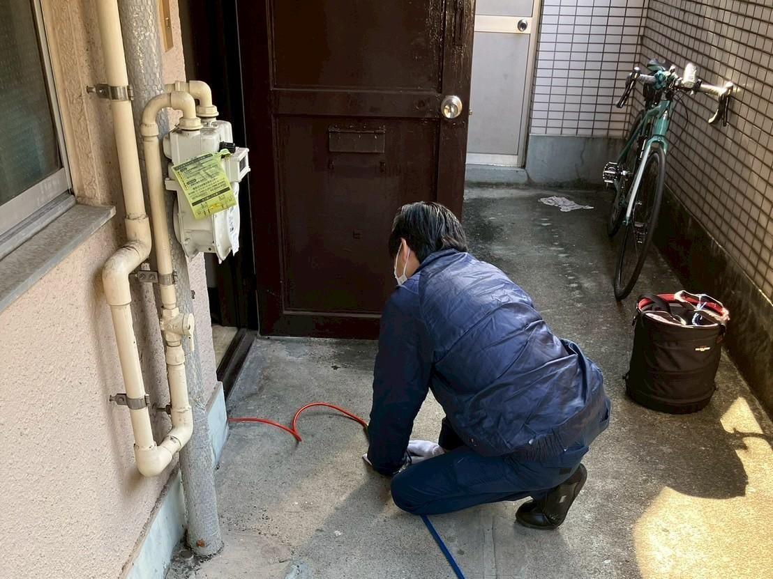 一軒家で排水管の高圧洗浄作業