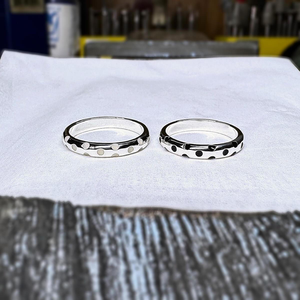 【人気】つやありの水玉リング（3mm幅、黒or白）の商品画像