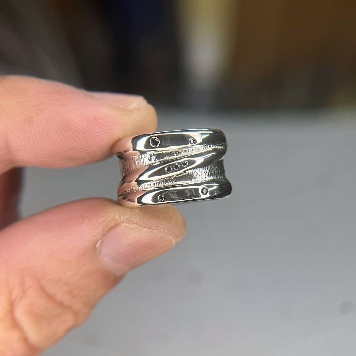 オリオン座リング2025（槌目入り３連風、一点もの13号）の商品画像