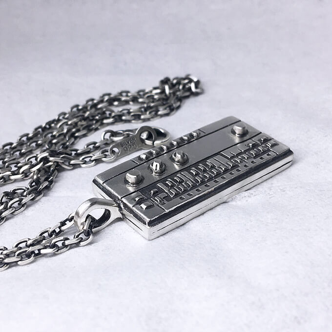 流行に左右されない、いつでも可愛いのが水玉模様。服はもちろん、ネクタイや財布などの小物、指輪などのアクセサリーにも。