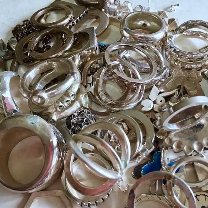 性別関係なく、若い方から年配の方まで、なぜか似合ってしまうのが、水玉模様の懐の深さです。丸いものは、恋愛運や対人運を上げる、とも。