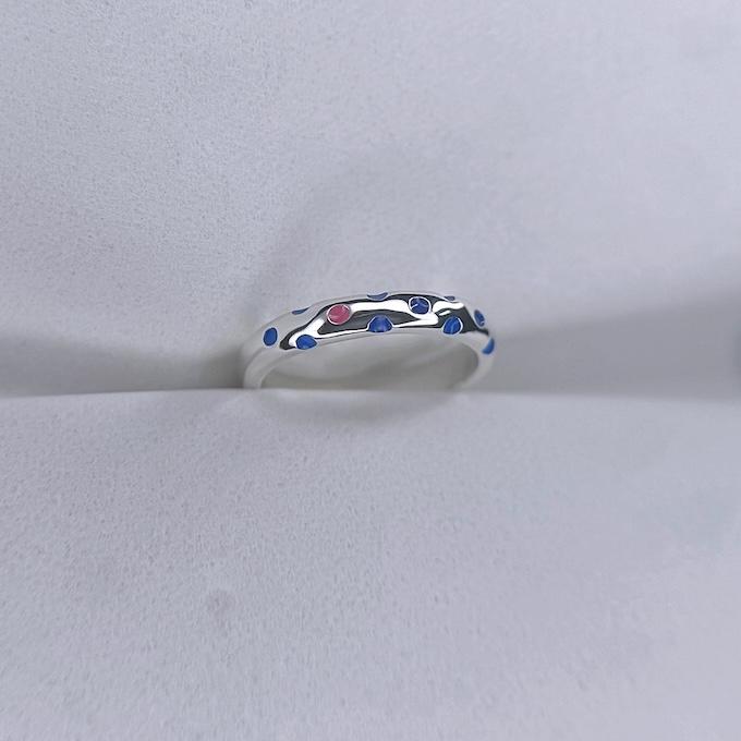 980円のお試し水玉リング、黒