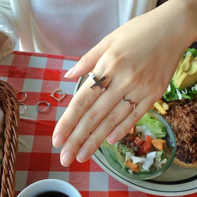 リングをつける指（位置）の意味。右手と左手の違いも。