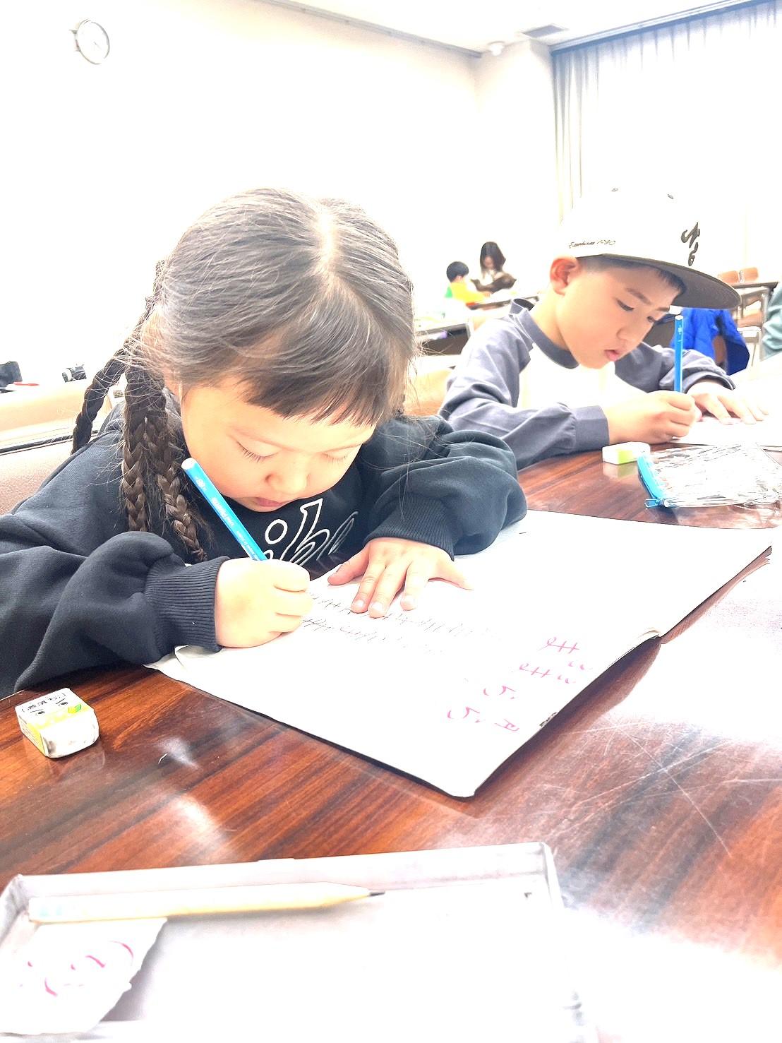 和泉市の書き方教室あゆみでは、3歳児・4歳児から硬筆のかきかたはもちろん毛筆の習字も習っていただけます。