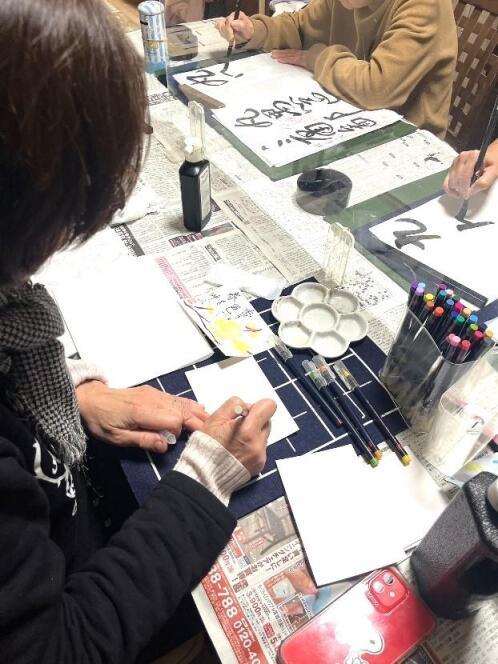 和泉市で絵手紙やアート書道など、大人の書道教室あゆみを開催しています。