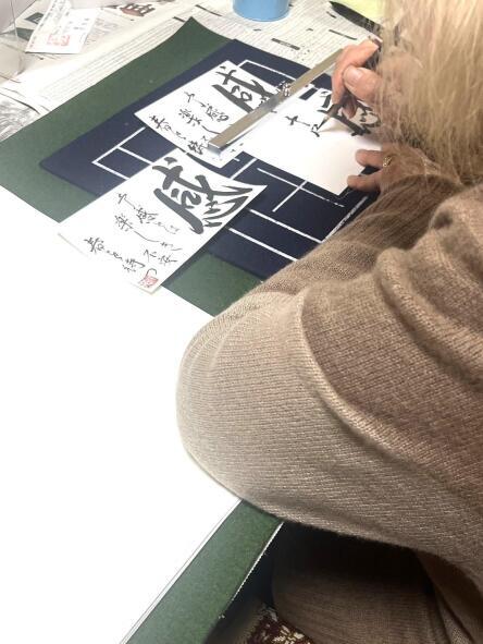 和泉市の書道教室あゆみでは、大人の方も多数、本格書道から絵手紙やアート書道、筆文字、あて名書きなど自由にできます。