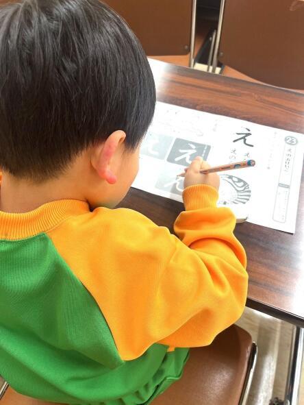 和泉市の書き方教室あゆみでは3歳児・4歳児からのかきかた教室を主宰しています。