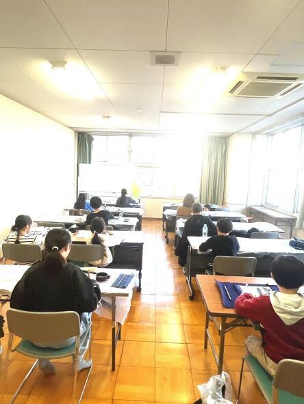 和泉市府中町のコミニュティーセンターと幸町の私立青少年センターで書き方教室あゆみ・書道教室あゆみを主宰。