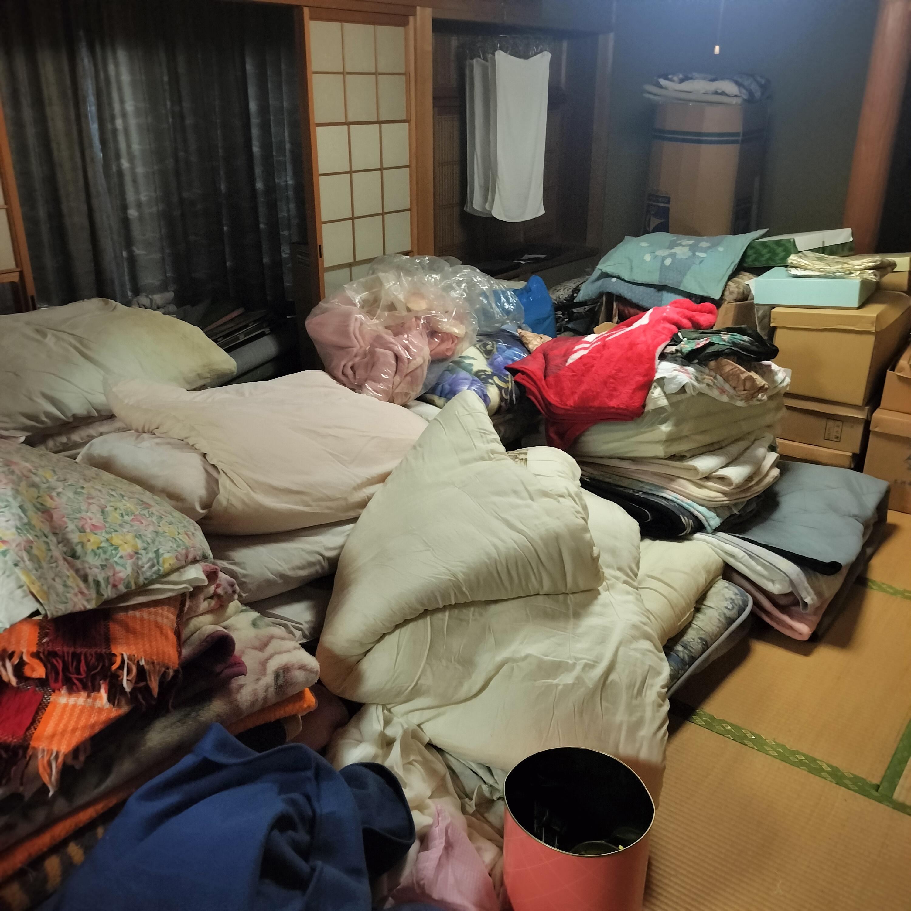 空き家　片付け　ゴミ　掃除　清掃　不用品回収　処分　買取　骨董品　貴金属　アクセサリー　家具　家電　布団　服　タンス