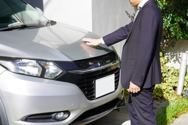車を査定する人