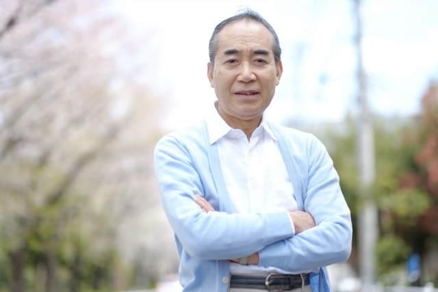 腕を組む男性