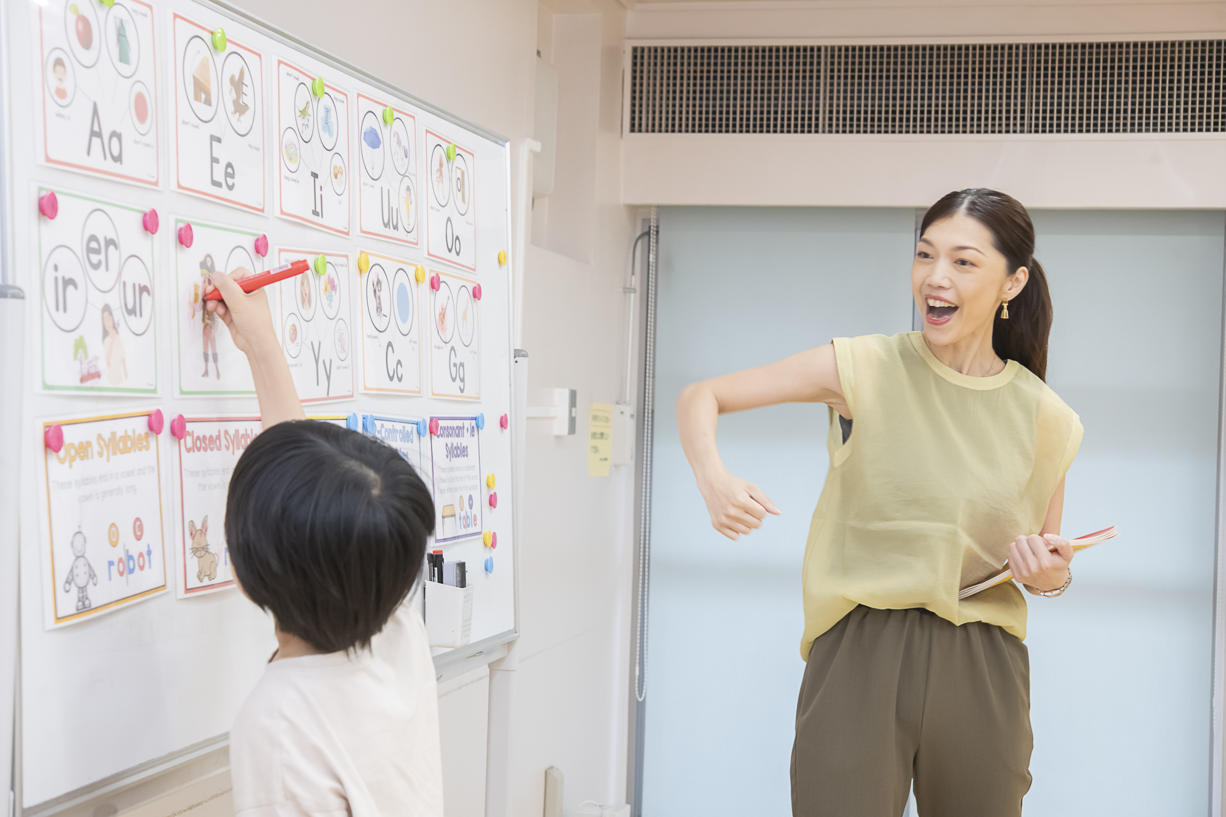 みーまと子供が笑顔で抱き合っている様子
