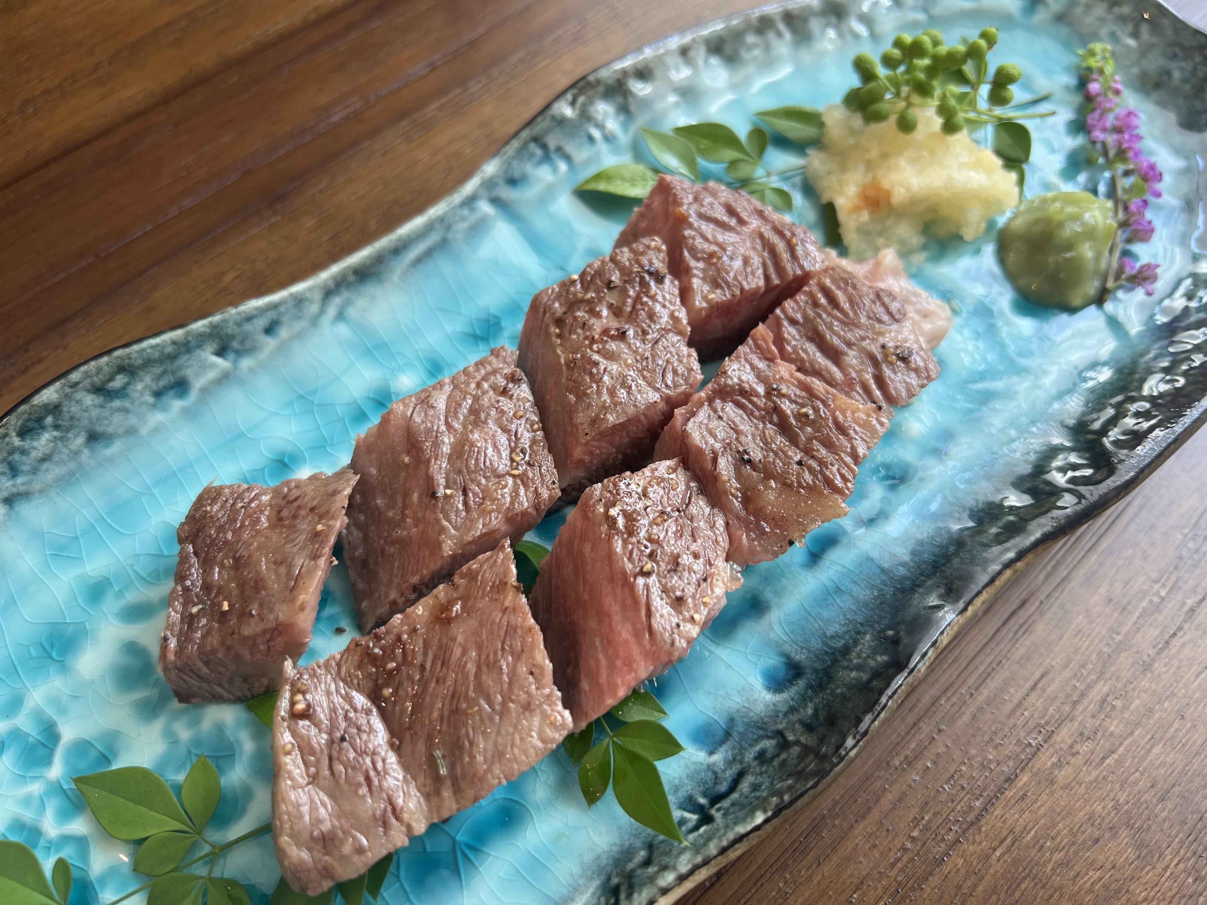 樹樹HANAREで味わえる地元ブランド牛・所沢牛のステーキ