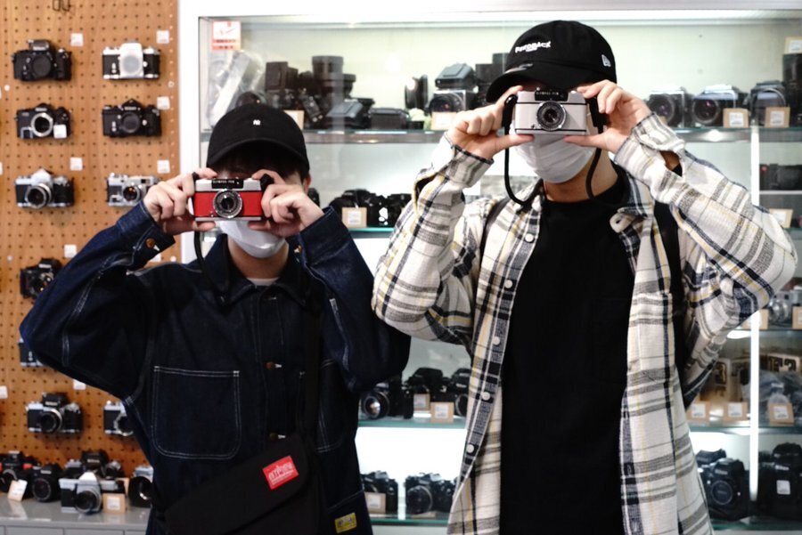 フィルムカメラを楽しむ若者たち