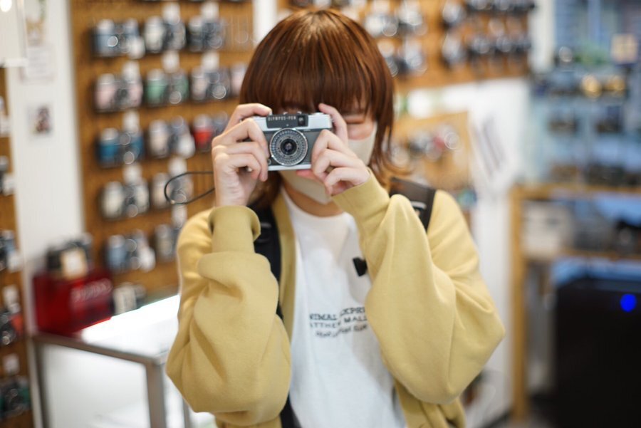 フィルムカメラを楽しむ若者たち