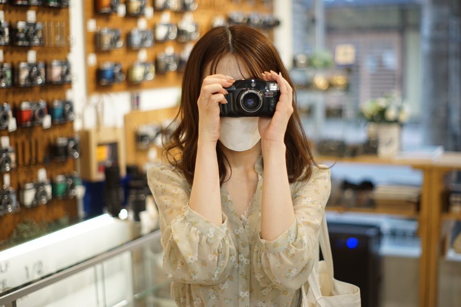 フィルムカメラを楽しむ若者たち