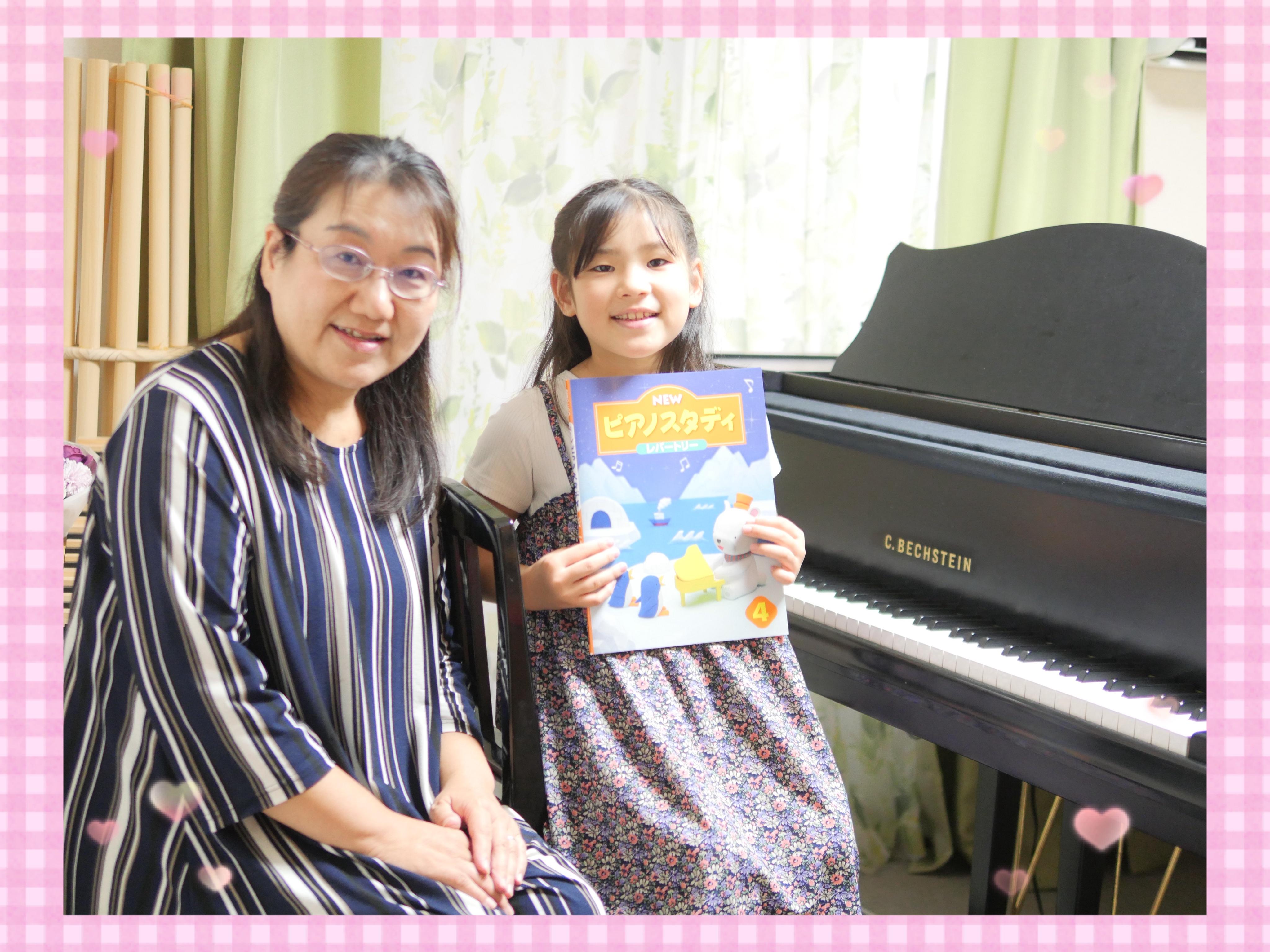 教室にて。先生と小学生が仲良く笑っている写真。