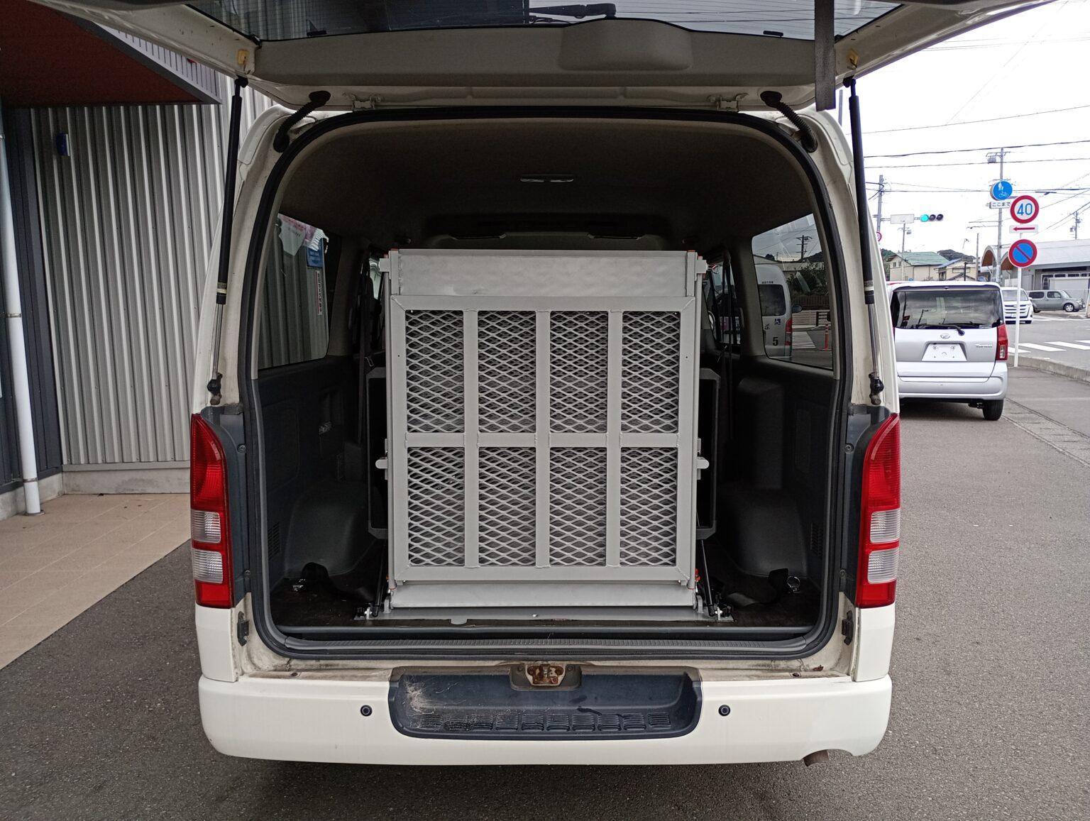 「アシストスロープ」の使い方STEP1：車両のバックドアを全開にする