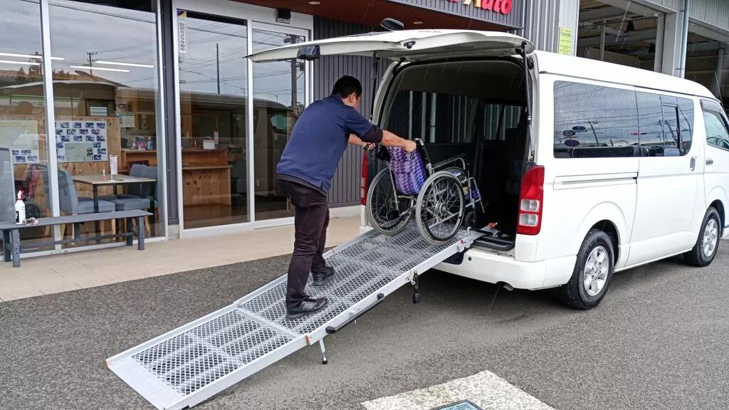 アシストスロープは、車椅子と人二人分の重さが乗っても耐えられる、福祉車両用に開発されたスロープです